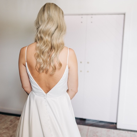 Elegant White V-Neck wedding dress - Picture 5 of 5